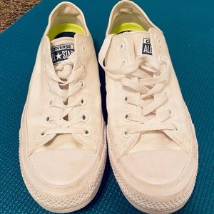 ⭐️ SALE ⭐️White Chuck Taylor’s!!! Womens-10 Mens-8